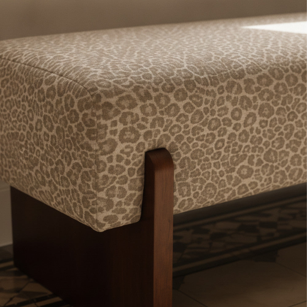 sally-banco-de-tela-estampada-de-leopardo-y-madera__Beige