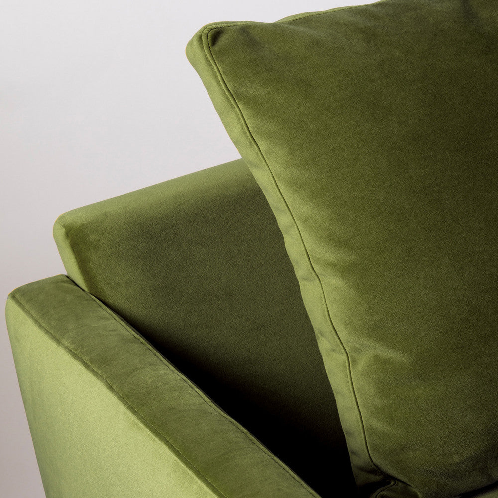 villabon-sofa-de-3-plazas-en-terciopelo-con-patas-torneadas__Verde oliva