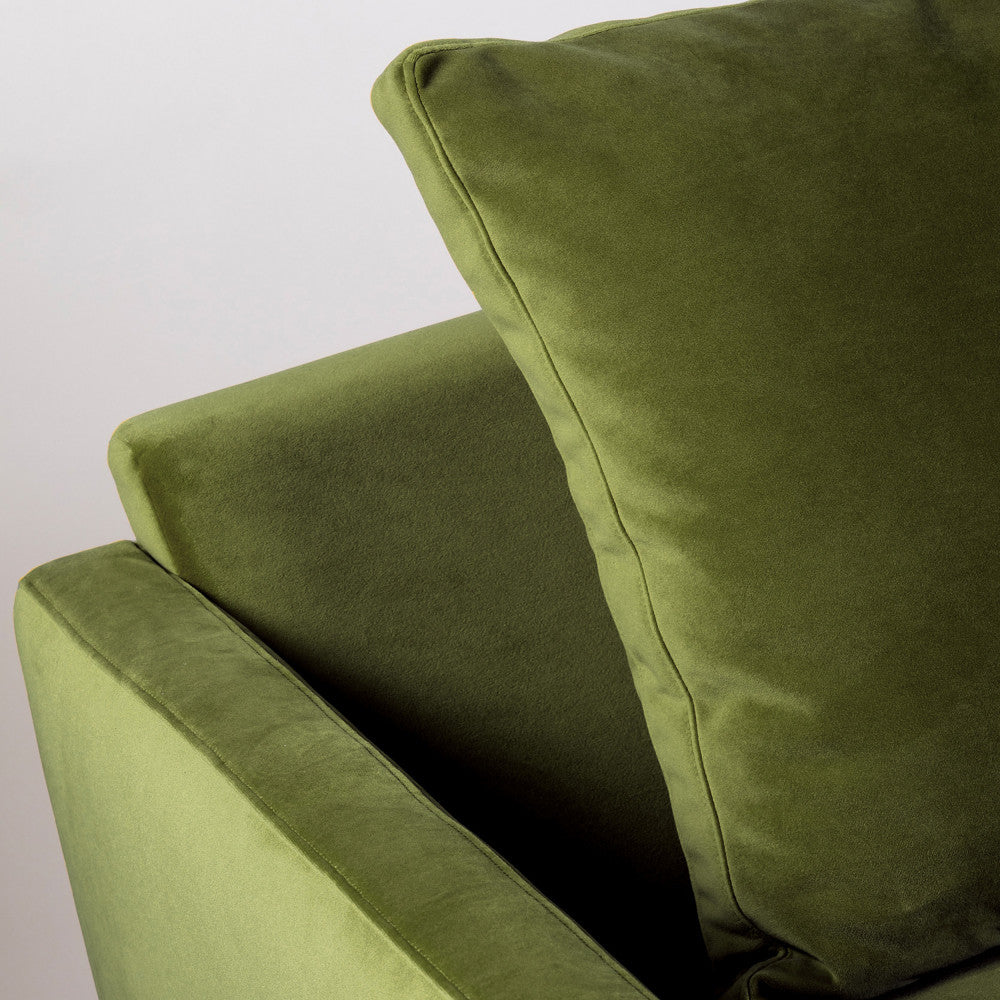 villabon-sofa-de-4-plazas-en-terciopelo-con-patas-torneadas__Verde oliva