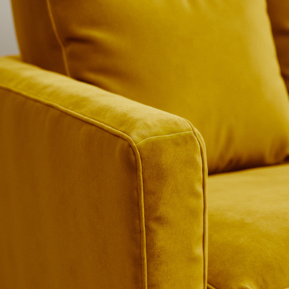 villabon-sofa-de-4-plazas-en-terciopelo-con-patas-torneadas__Amarillo mostaza