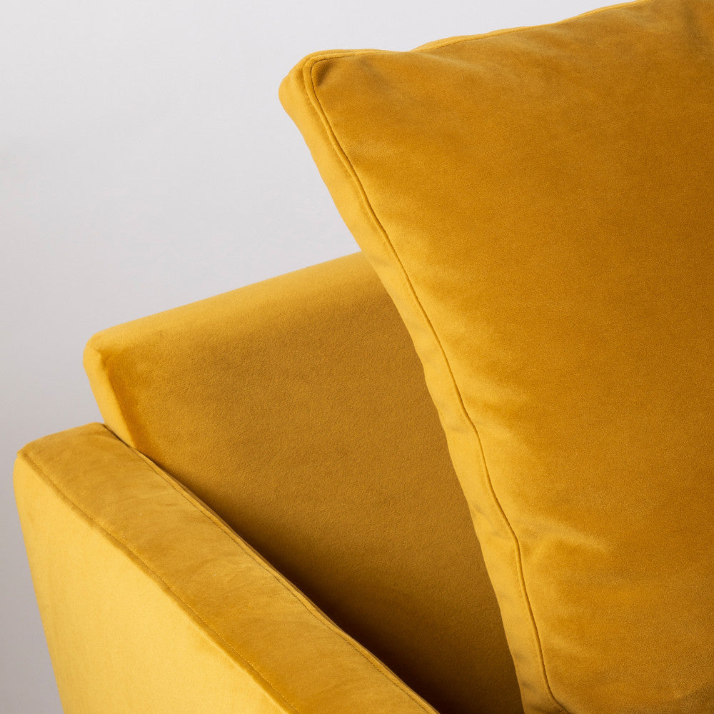 villabon-sofa-de-4-plazas-en-terciopelo-con-patas-torneadas__Amarillo mostaza