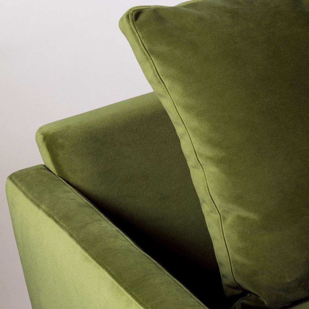 villabon-sofa-cama-de-4-plazas-en-terciopelo-con-patas-de-madera-oscura__Verde oliva