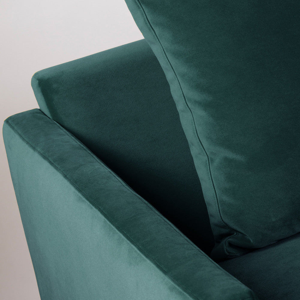 villabon-sofa-cama-de-4-plazas-en-terciopelo-con-patas-metalicas-de-horquilla-negras__Verde eucalipto