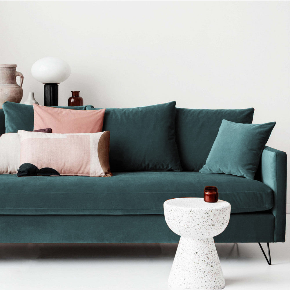 villabon-sofa-cama-de-4-plazas-en-terciopelo-con-patas-metalicas-de-horquilla-negras__Verde eucalipto