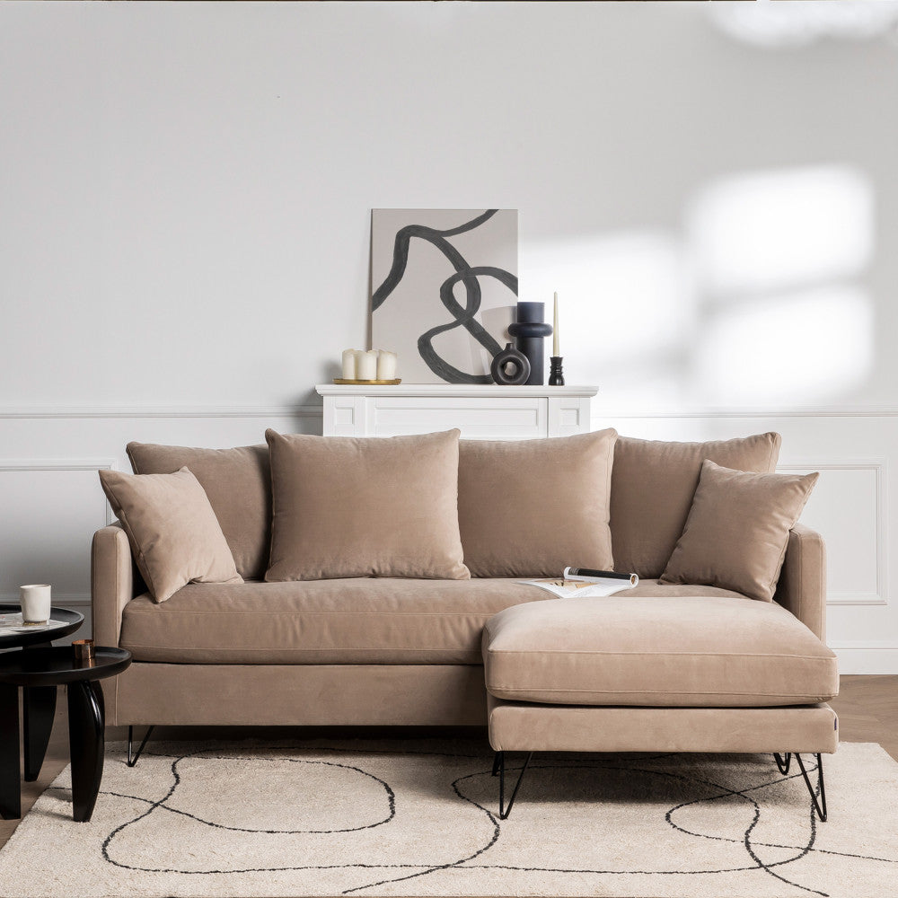villabon-sofa-cama-de-4-plazas-en-terciopelo-con-patas-metalicas-de-horquilla-negras__Beige
