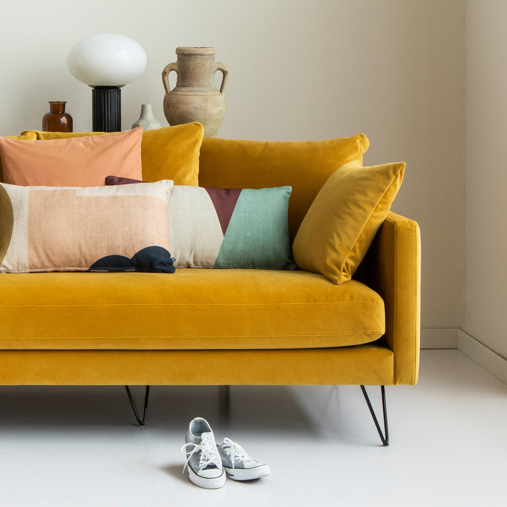 villabon-sofa-de-4-plazas-en-terciopelo-con-patas-de-horquilla-negras__Amarillo mostaza