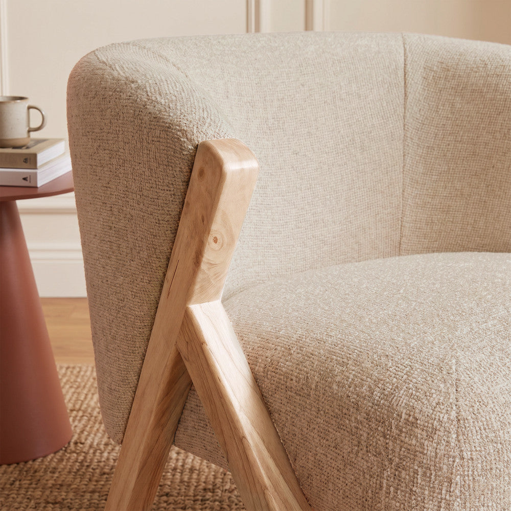malou-sillon-de-tela-con-patas-de-madera-clara__Beige