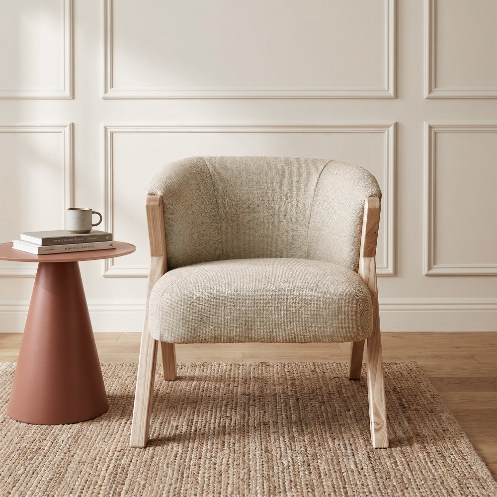 malou-sillon-de-tela-con-patas-de-madera-clara__Beige