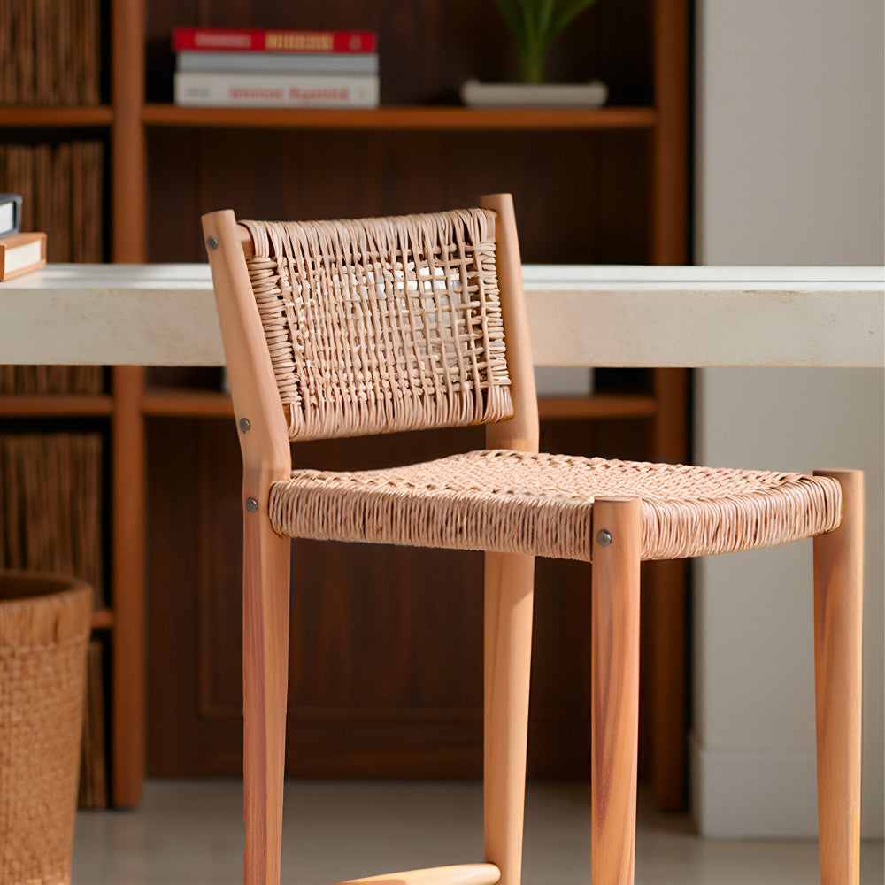 nuri-lote-de-2-taburetes-de-bar-interiores-exteriores-en-madera-de-acacia-y-resina-trenzada-h66cm__Madera clara