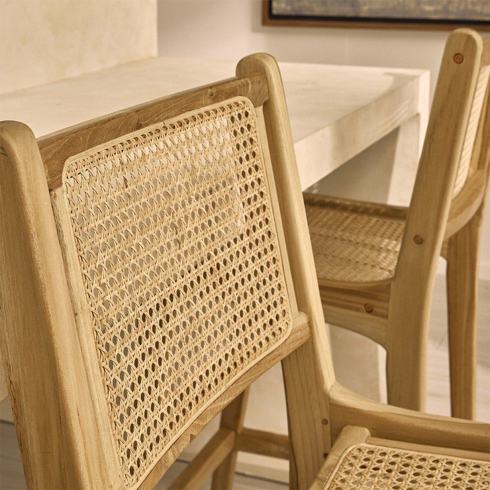 basuki-lote-de-2-taburetes-de-bar-de-teca-y-trenzado-h65cm__Madera clara