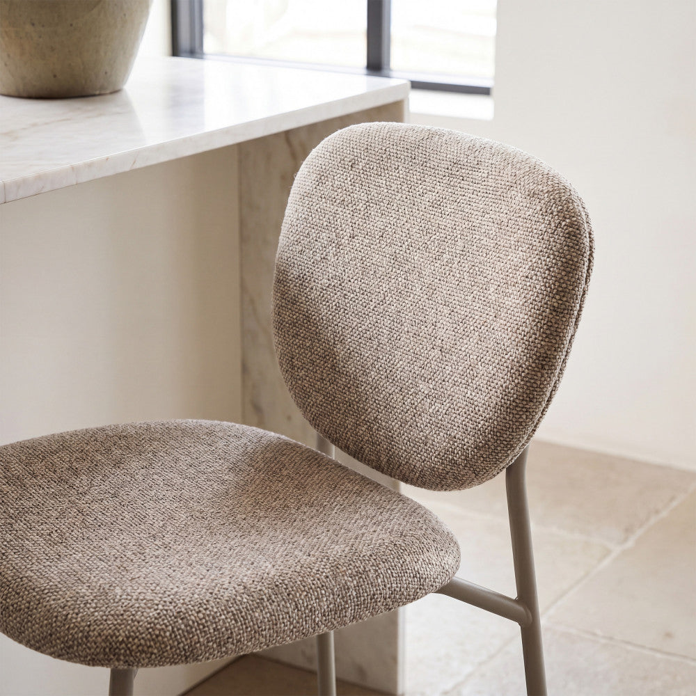 dalby-lote-de-2-taburetes-de-bar-de-tela-con-patas-beige-altura-65-cm__Marrón chiné