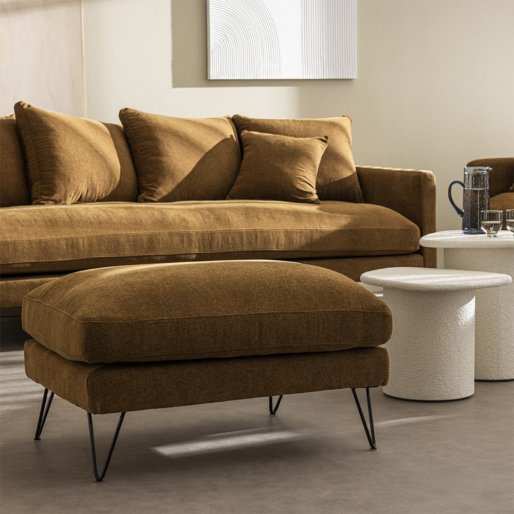 villabon-pouf-de-tela-con-patas-de-metal-negras__Bronce