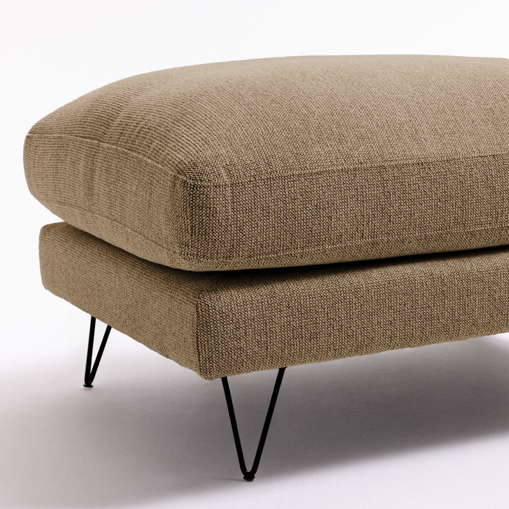 villabon-pouf-de-tela-con-patas-de-metal-negras__Caramelo moteado
