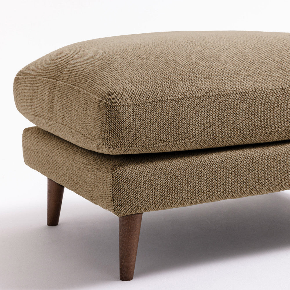 villabon-puf-de-tela-con-patas-de-madera-oscura__Caramelo moteado