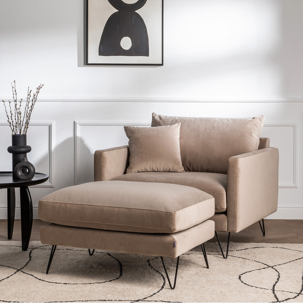 villabon-puf-de-terciopelo-con-patas-metalicas-de-horquilla-negras__Beige