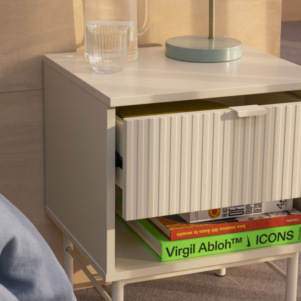 molly-mesita-de-noche-1-cajon-1-hueco-de-madera-y-metal__Crema